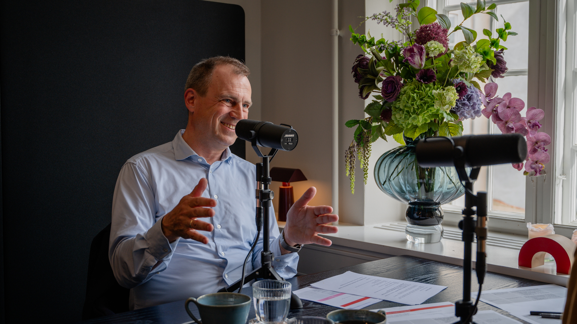 Christian Stendevad i bro fm podcaststudiet, hvor han taler om ledelse og interne uenigheder
