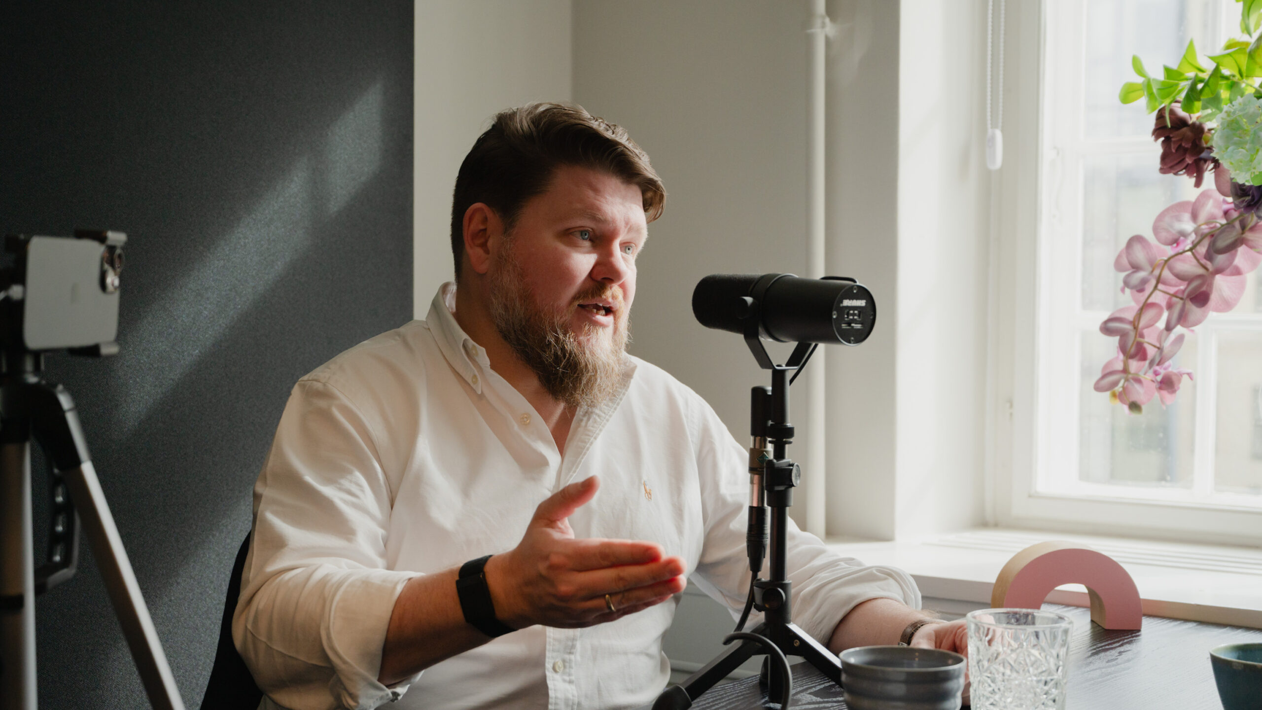 Michael Sjøberg i podcaststudiet til en samtale om cyberangreb, kontroltab og kriseledelse.