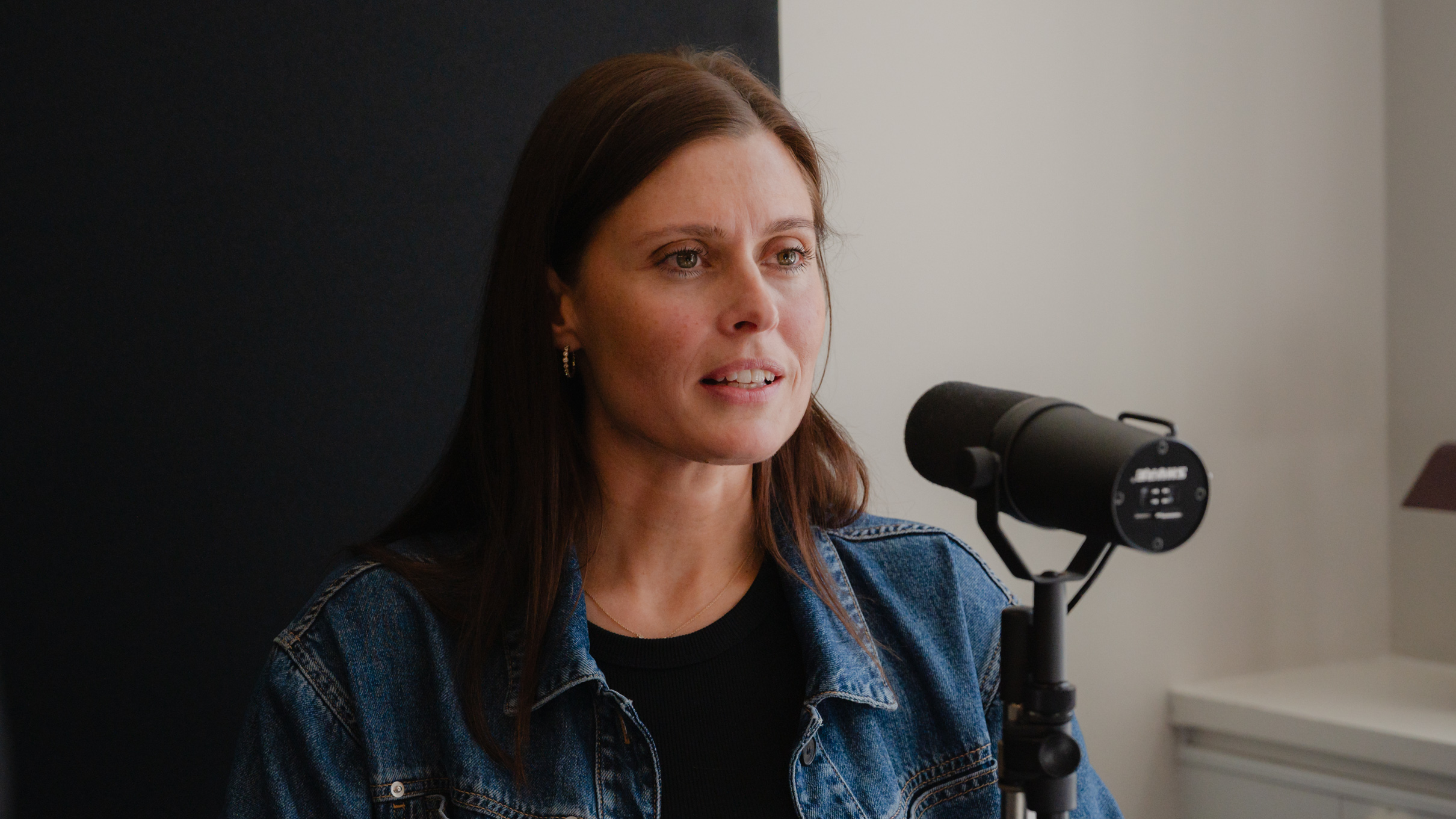 Camilla Lercke Odgaard i podcaststudiet til en samtale om kriseberedskab, kommunikation og ledelse.