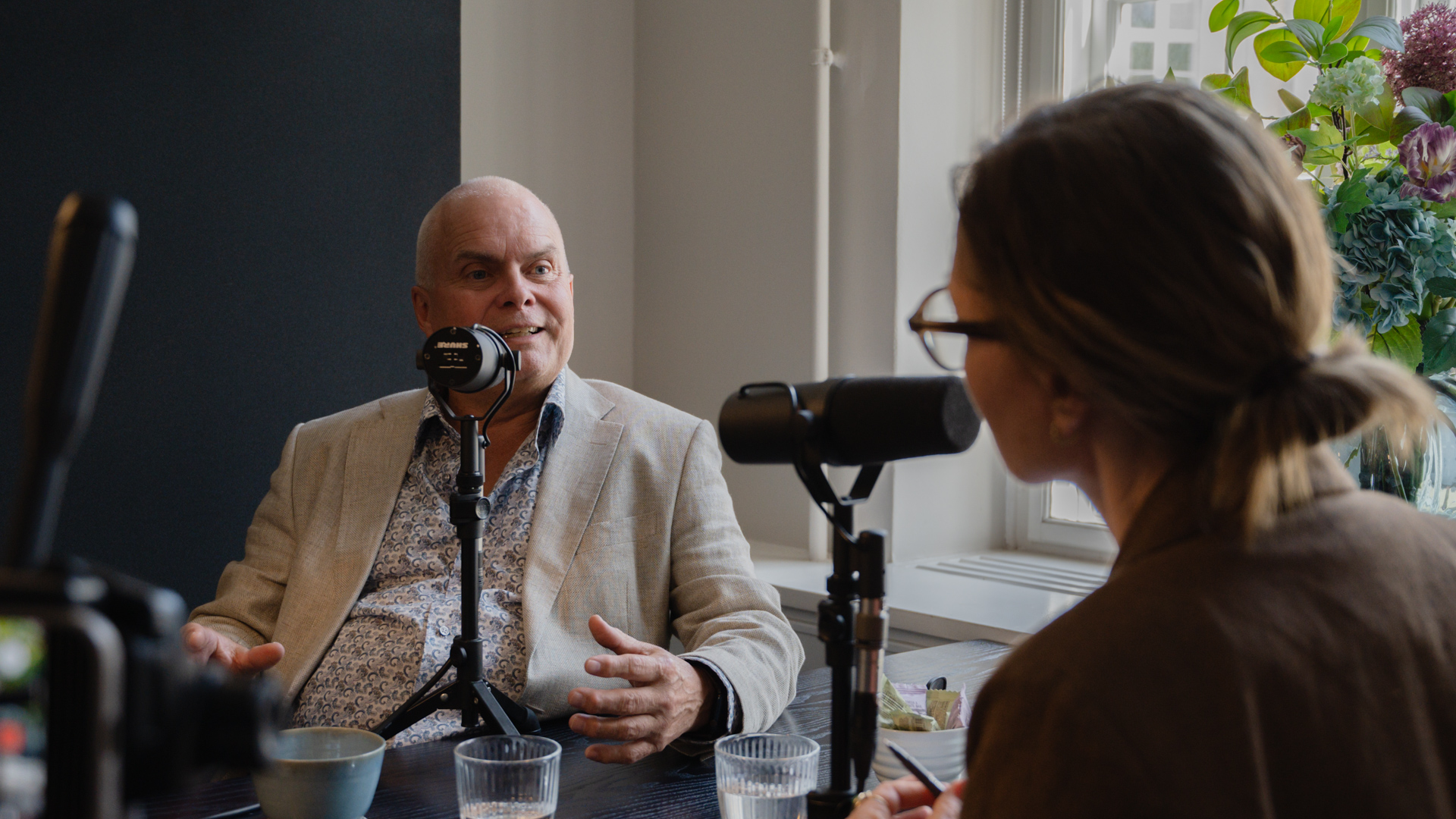 Ken Bonefeld Nielsen i samtale med Helle Bro i podcaststudiet