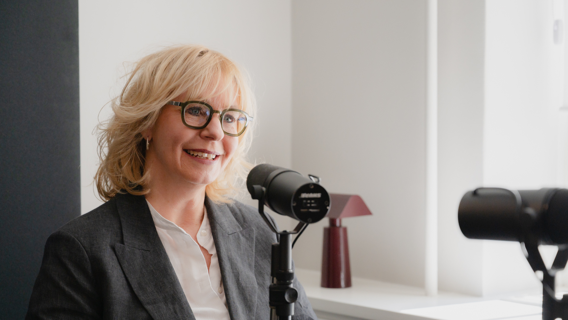 Lisbeth Dau i podcaststudiet til Det du leder efter