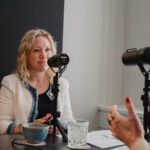 Louise Sletting i samtale med Helle Bro i podcaststudiet om branden på Børsen og kriseledelse.