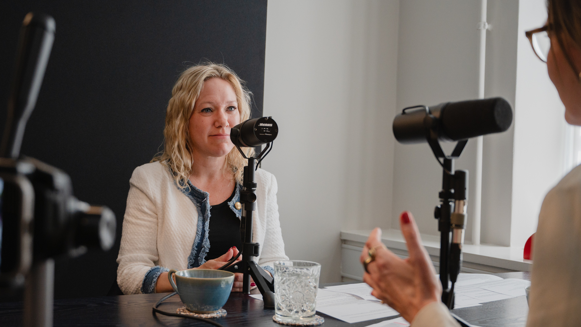 Louise Sletting i samtale med Helle Bro i podcaststudiet om branden på Børsen og kriseledelse.